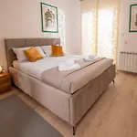 Point Apartment *