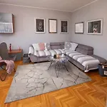 Point Apartment *