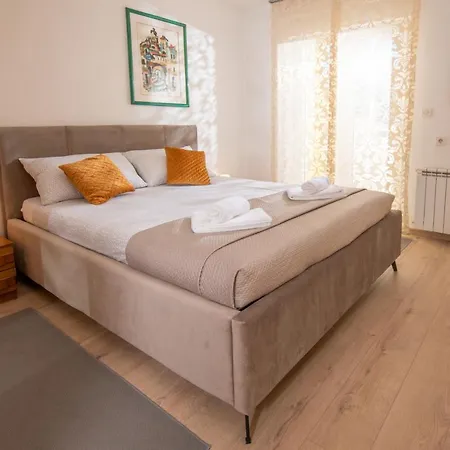 Point Apartment *